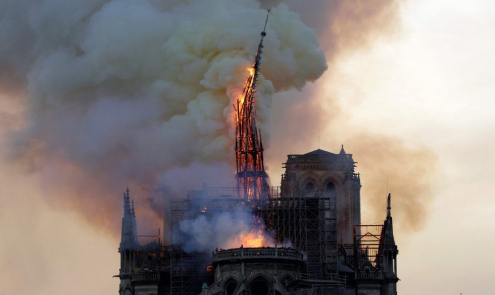 Momento en que se desploma la aguja de la catedral. GEOFFROY VAN DER HASSELT/ AFP