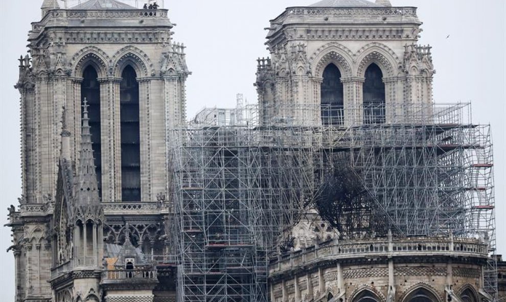 Vista de uno de los andamios destruidos por las llamas en la fachada de la catedral de Notre Dame, este martes en París. /  Ian Langsdon (EFE)