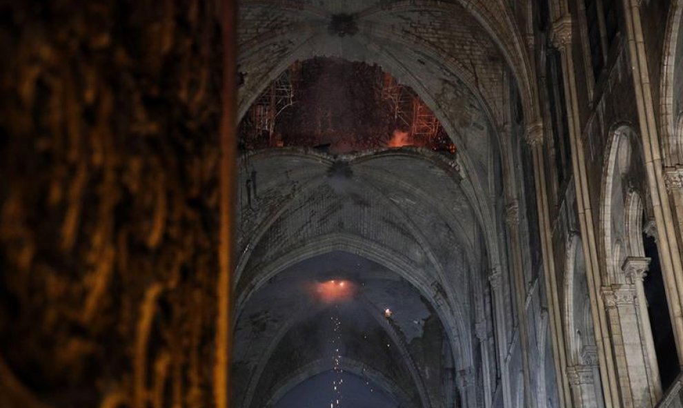 Vista del techo de la catedral de Notre Dame este lunes, en París. YOAN VALAT (EFE)