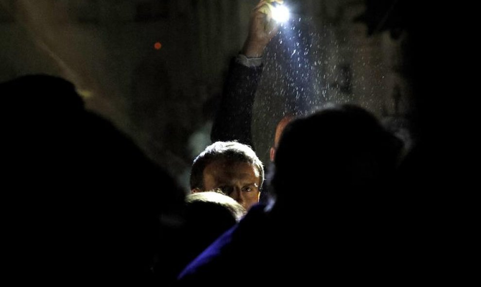 El presidente de Francia, Emmanuel Macron, visita la catedral de Notre Dame. YOAN VALAT (EFE)