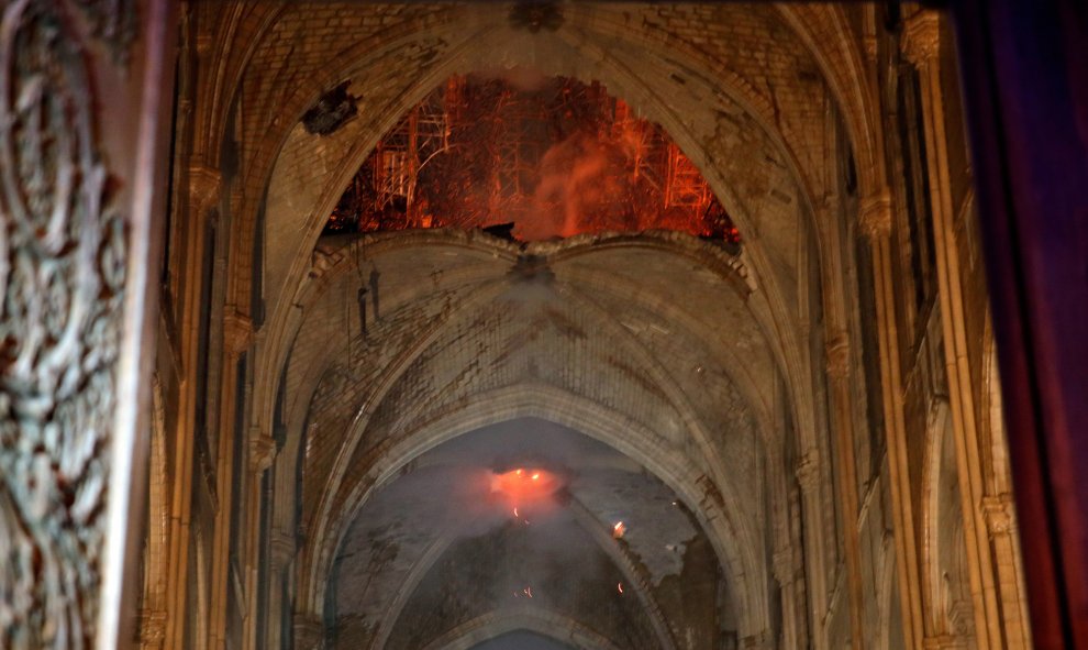 Imagen de las llamas devorando el techo de la catedral. PHILIPPE WOJAZER / POOL / AFP