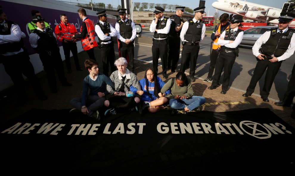 19/04/2019 - Activistas asisten a una protesta de Extinction Rebellion en las afueras del aeropuerto de Heathrow en Londres | REUTERS / Simon Dawson