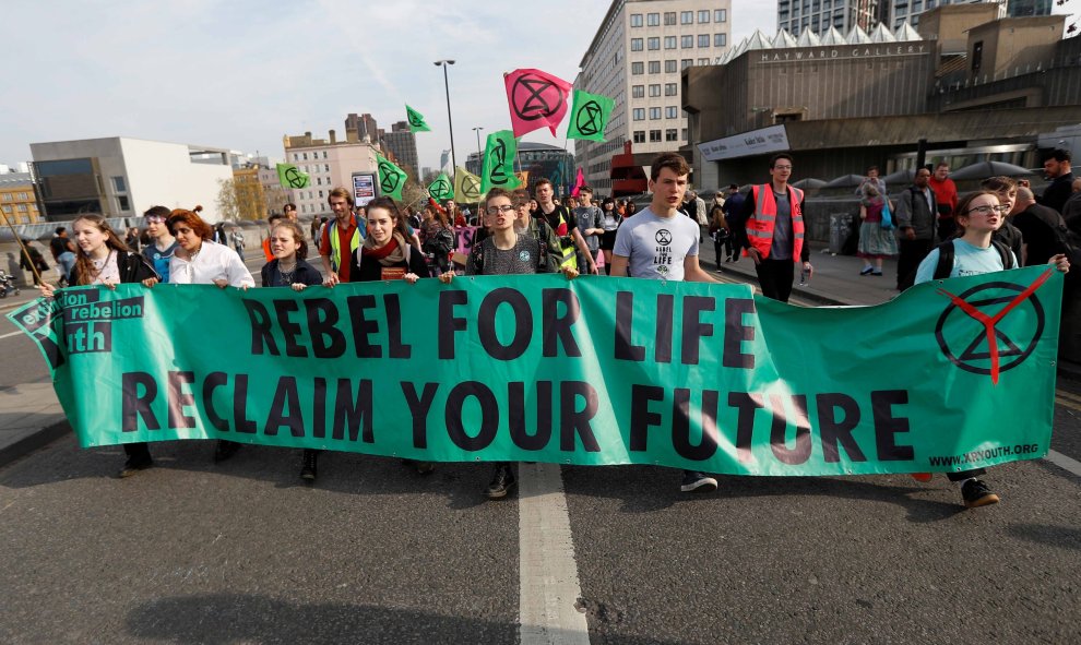 18/04/2019 - Activistas asisten a la protesta por Extinction Rebellion en el puente de Waterloo en Londres | REUTERS/ Peter Nicholls