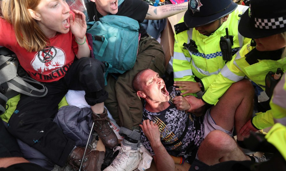 18/04/2019 - Agentes de la policía detienen a los activistas en Oxford Circus durante la protesta de Extinction Rebellion en Londres | REUTERS/ Simon Dawson