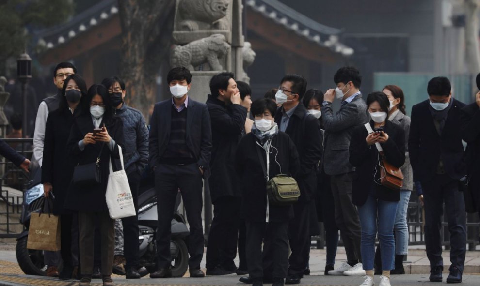 Varias personas obligadas a llevar máscara para no respirar el aire contaminado en Seúl, Corea del Sur. / Reuters