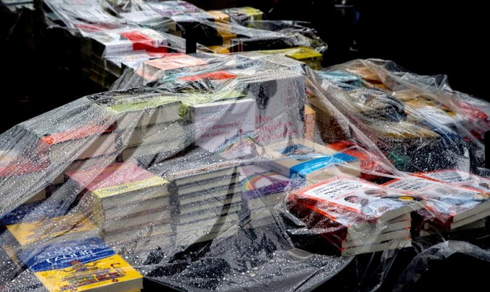 La Diada de Sant Jordi comienza con lluvia en Barcelona. EFE/Quique García