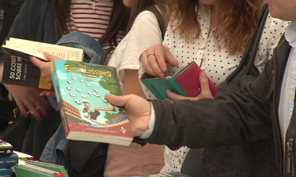 Jornada de Sant Jordi en la que miles de barceloneses se han acercado a Las Ramblas. Europa Press