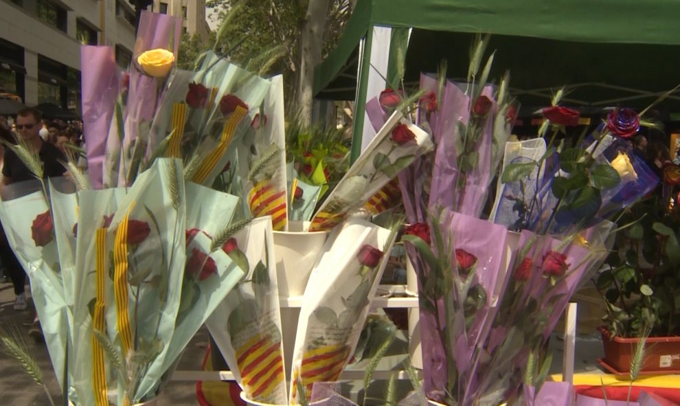 Como manda la tradición, la gente ha comprado una rosa y un libro en Las Ramblas. Europa Press