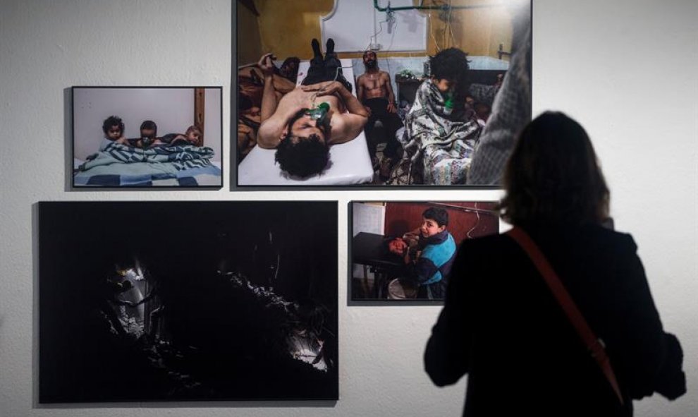 Una visitante observa un grupo de fotos que forman parte de la exposición Las historias que importan, que muestra las imágenes ganadoras del prestigioso premio de fotoperiodismo World Press Photo 2019. EFE