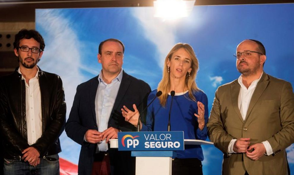 Los candidatos populares (i-d) Juan Milián, Daniel Serrano, Cayetana Álvarez de Toledo, y Alejandro Fernández, comparecen tras conocer los resultados electorales, hoy domingo en la sede del PP en Barcelona. EFE/Marta Pérez