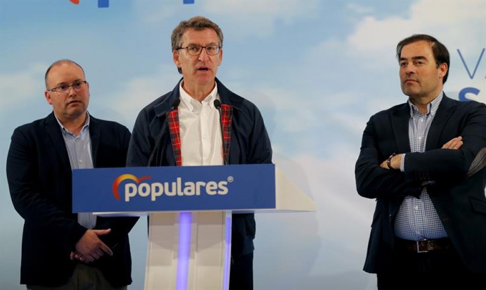 El presidente de la Xunta, Alberto Núñez Feijó (c) junto al secretario general del Pp de Galicia, Miguel Tellado, (i) y el diputado Jose Alberto Pazos, (d) realizan una valoración de las elecciones generales, esta noche en un hotel de Santiago de Composte