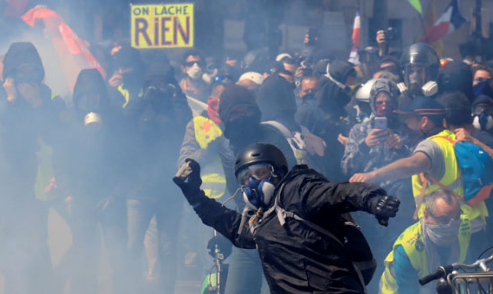 Protestas y altercados antes de la manifestación del Primero de Mayo en París. / GONZALO FUENTES (REUTERS)