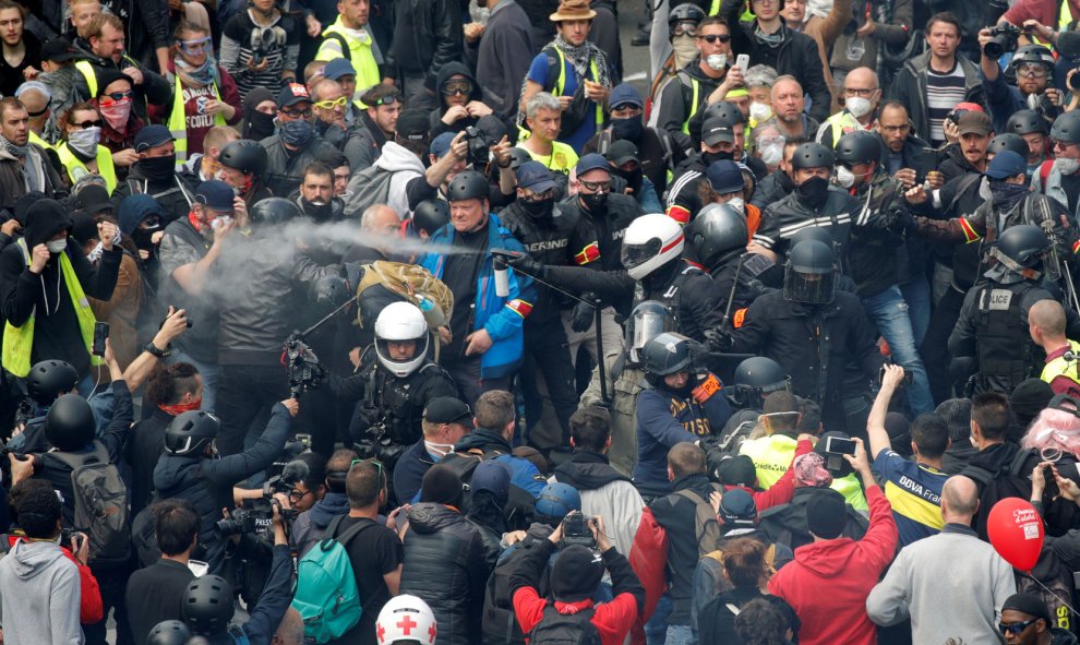 Protestas antes de la manifestación del Primero de Mayo en París. / GONZALO FUENTES (REUTERS)