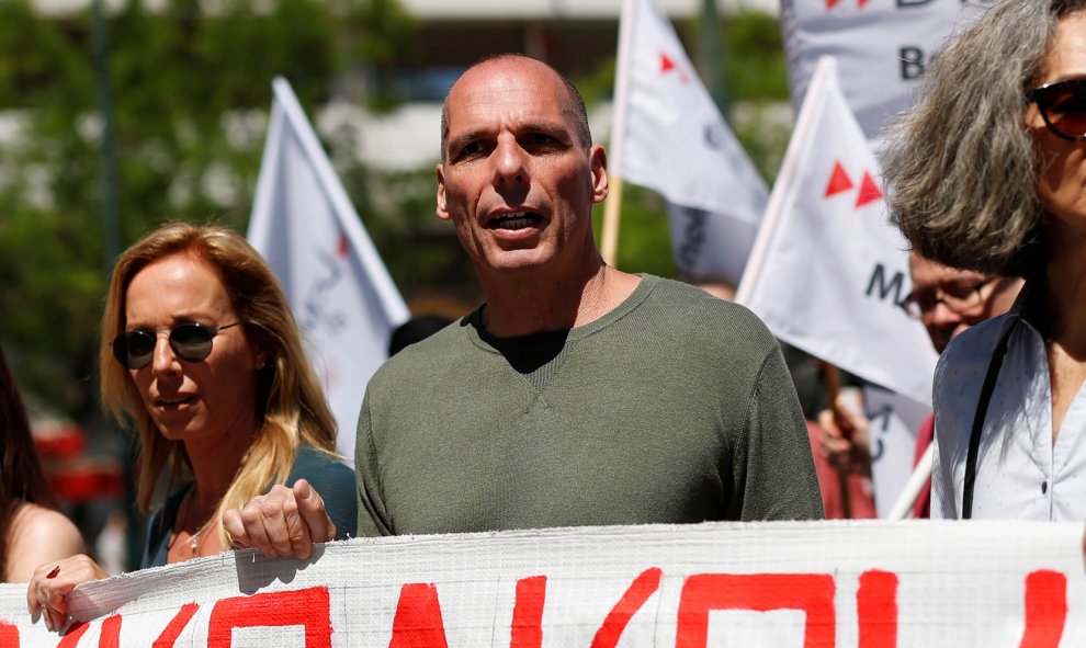 El exministro de Finanzas griego Yanis Varoufakis, en la manifestación del Día del Trabajo en Atenas. / ALKIS KONSTANTINIDIS (REUTERS)