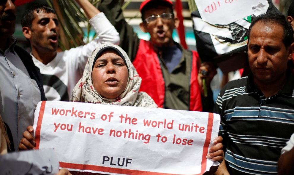 Manifestantes palestinos en el Primero de Mayo en Gaza. / MOHAMMED SALEM (REUTERS)