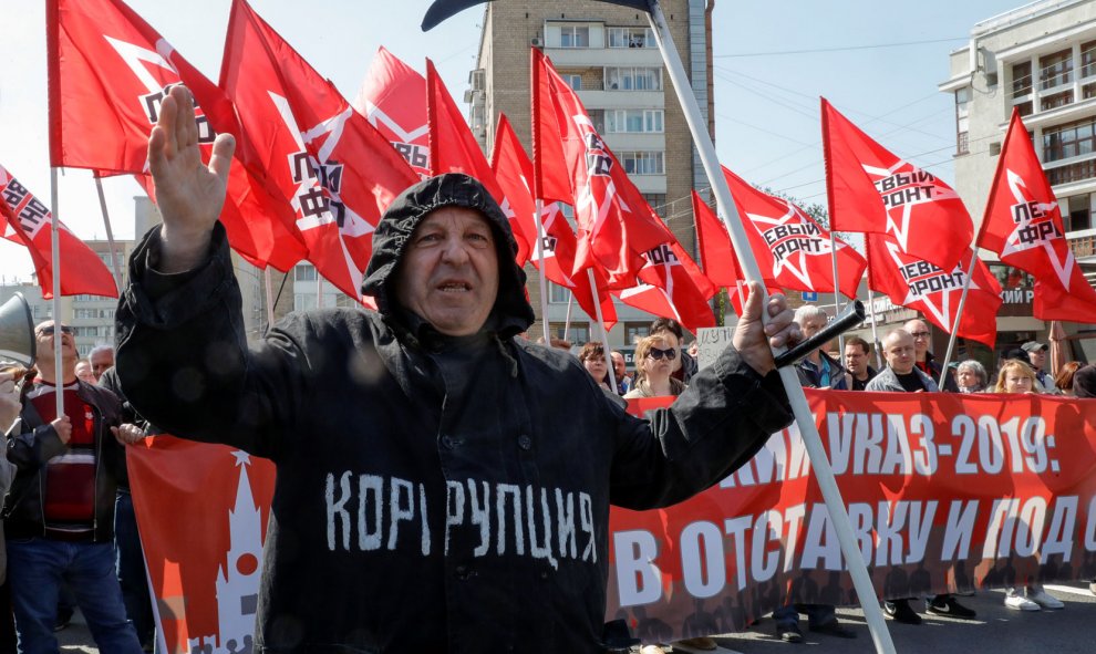 Manifestantes comunistas en el Primero de Mayo en Moscú (Rusia). / TATYANA MAKEYEVA (REUTERS)