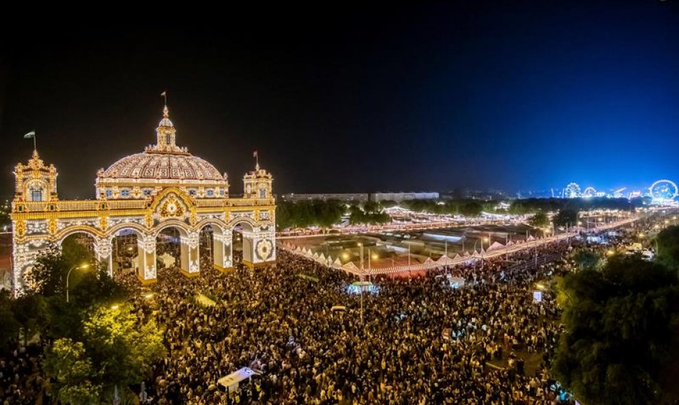 Tradicional alumbrado en El Real de la Feria de Sevilla, una ciudad efímera de más de un millar de casetas que albergará, durante su semana más lúdica, alegría, diversión y color a miles de sevillanos y visitantes. EFE/Raúl Caro