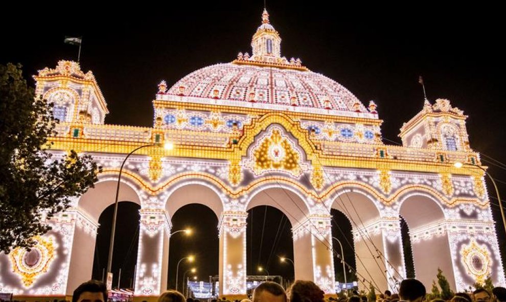 Tradicional alumbrado en El Real de la Feria de Sevilla, una ciudad efímera de más de un millar de casetas que albergará, durante su semana más lúdica, alegría, diversión y color a miles de sevillanos y visitantes. EFE/Raúl Caro