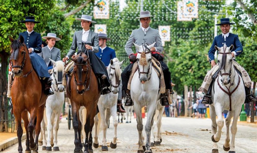 Varios caballistas en el Real de la Feria en el primer día de la Feria de Abril de Sevilla. EFE/ Raúl Caro