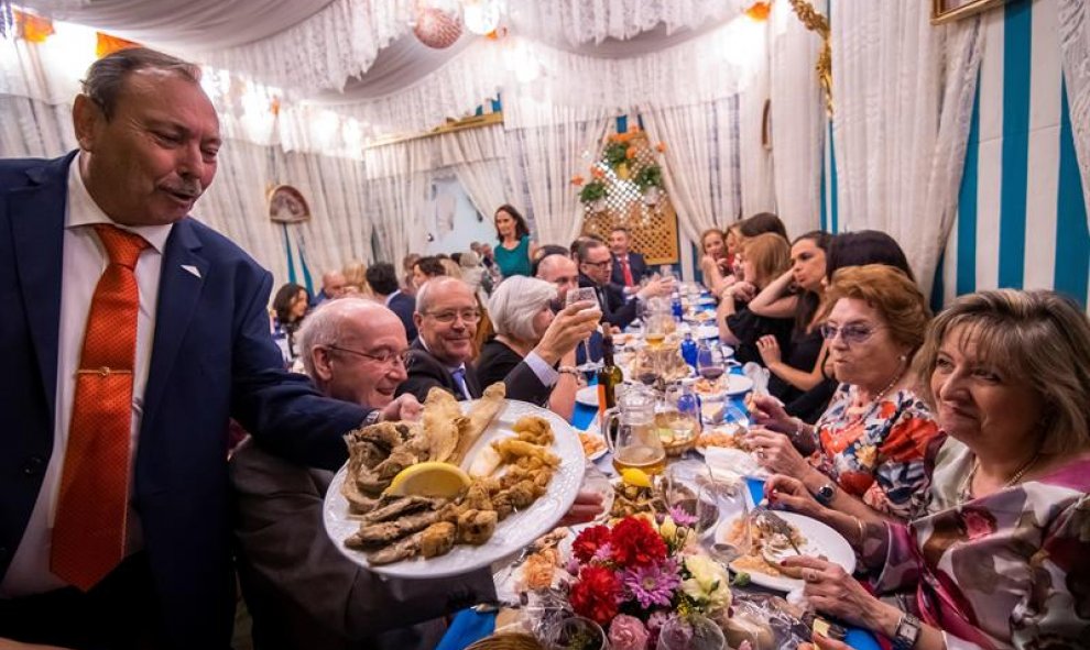 -Tradicional cena "del pescaito" que se celebra antes del alumbrado en El Real de la Feria de Abril de Sevilla, una ciudad efímera de más de un millar de casetas que albergará, durante su semana más lúdica, alegría, diversión y color a miles de sevillanos