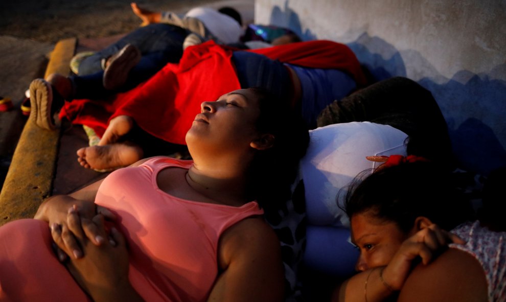 Los migrantes nicaragüenses descansan mientras esperan ingresar a la Comisión Mexicana de Asistencia a Refugiados (COMAR) en Tapachula. / Reuters