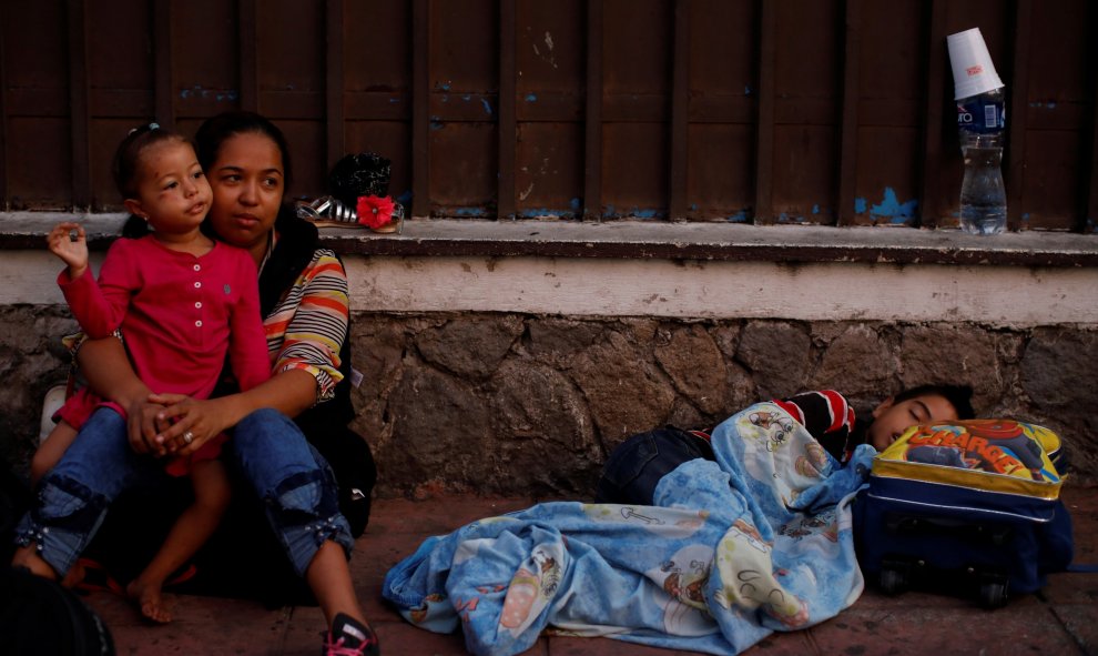 En Tapachula, México, también esperan el ingreso en la COMAR familias de migrantes hondureños. / Reuters