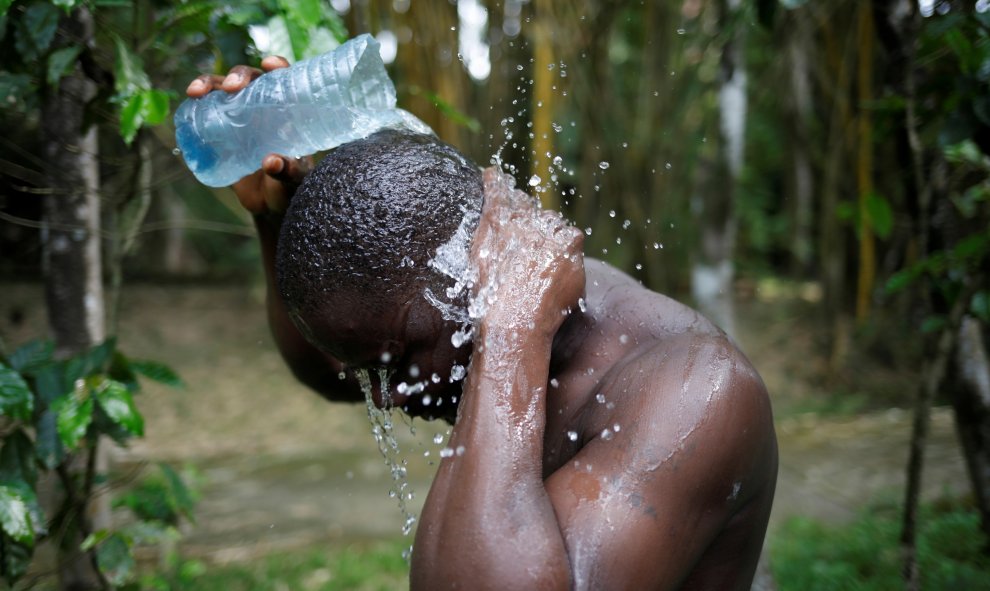 Un migrante de Haití se baña en un parque en Tapachula, México. / Reuters