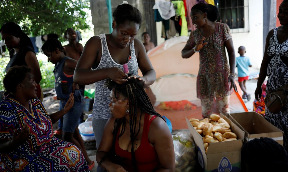 Migrantes africanos y haitianos conversan junto a las instalaciones de migración de Siglo XXI en Tapachula, México. / Reuters