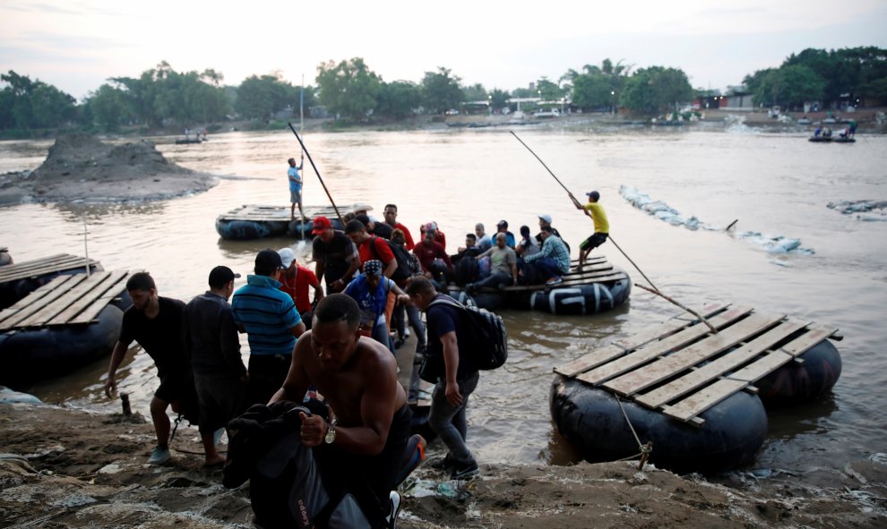 Los migrantes cubanos bajan de una balsa después de cruzar el río Suchiate en balsas desde Tecun Uman, en Guatemala, a Ciudad Hidalgo, México. / Reuters