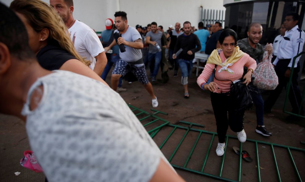 Los migrantes cubanos huyen de las instalaciones de migración de Siglo XXI en Tapachula, México. / Reuters