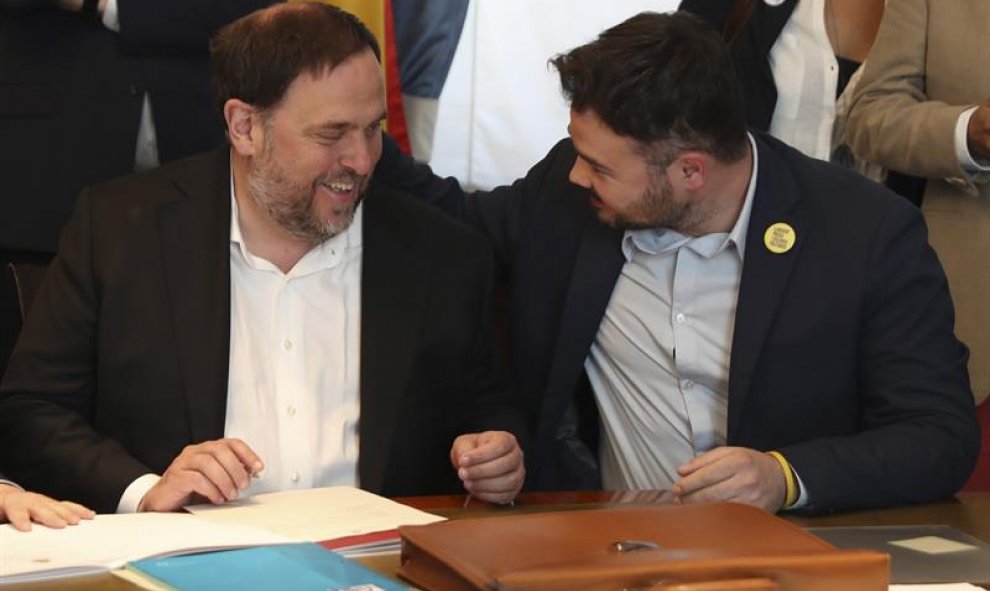 Oriol Junqueras (c), de ERC, conversa con Gabriel Rufián (d), este lunes en el Congreso de los Diputados. EFE/ J.J. Guillén