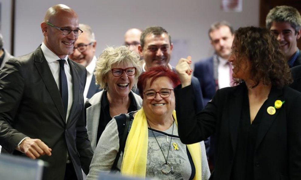 El senador de ERC en prisión provisional mientras es juzgado por el Supremo en la causa independentista, Raül Romeva (i), llega este lunes al Palacio del Senado. EFE/Javier Lizón