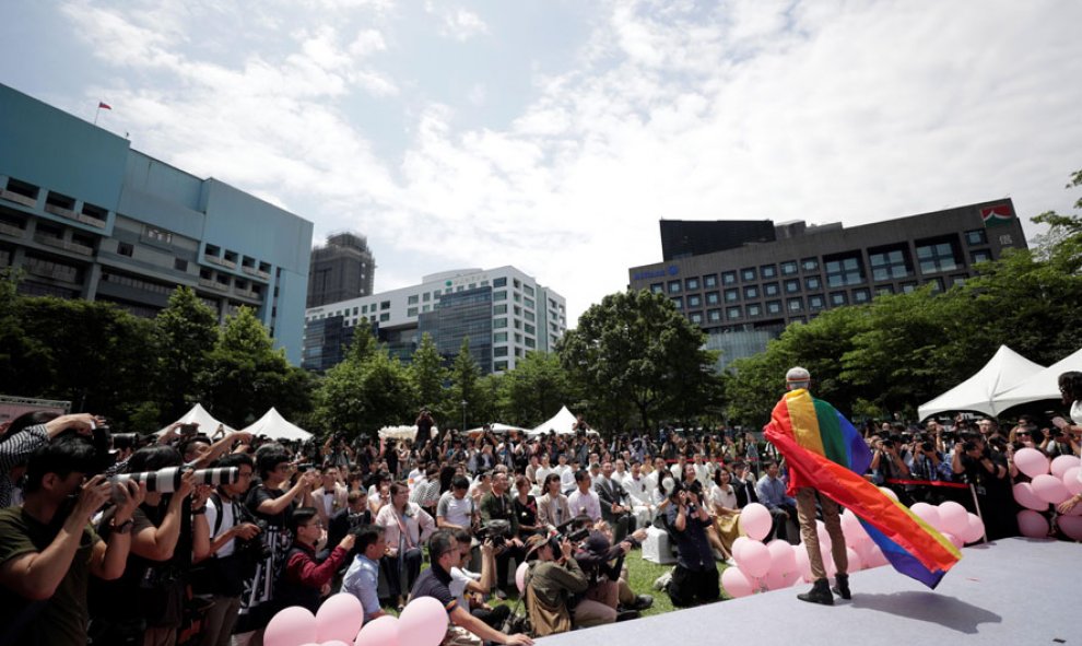 23/05/2019.- Varias parejas celebran sus bodas durante el primer día del registro civil para matrimonios del mismo sexo este jueves, en Taipei (Taiwán). Taiwán se convirtió en el primer país asiático en legalizar el matrimonio entre personas del mismo sex