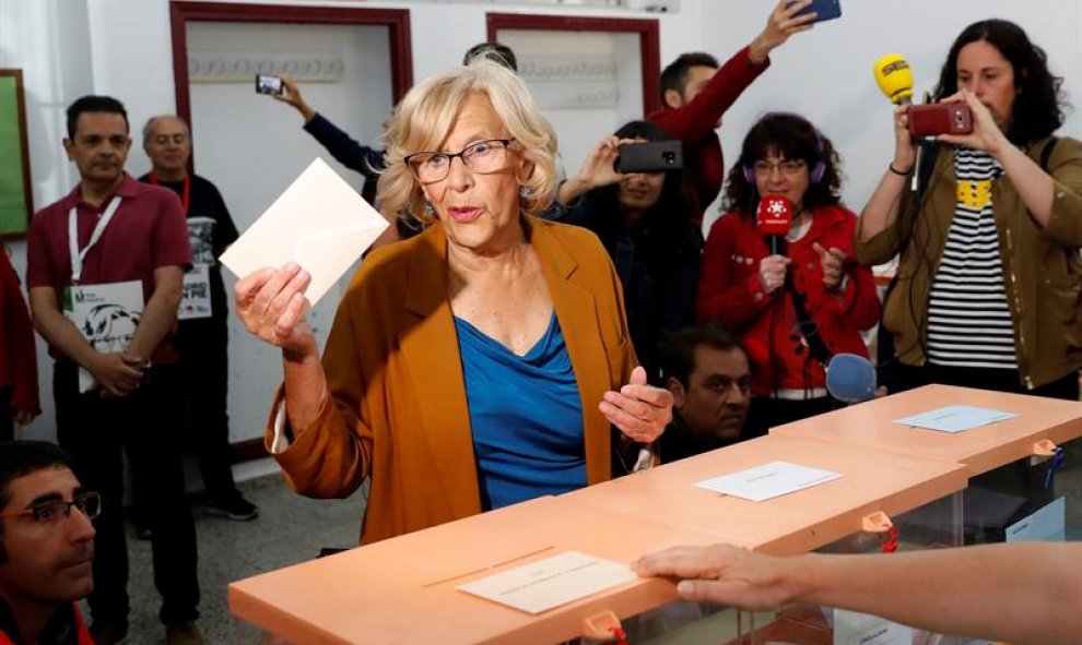 La alcaldesa de Madrid y aspirante a la reelección de Más Madrid, Manuela Carmena, ha ejercido su derecho al voto en el IES Conde de Orgaz de Madrid, este domingo en el que se celebran los comicios europeos, municipales y autonómicos. EFE/Chema Moya