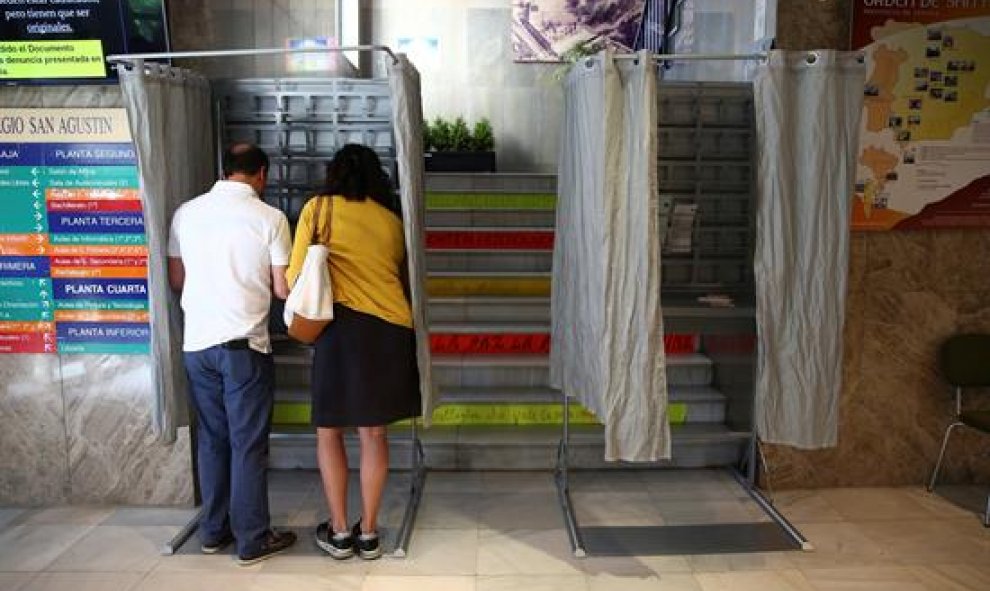 Los primeros ciudadanos en el colegio electoral San Agustín en Madrid comienzan a ejercer su derecho al voto. Menos de un mes después de las elecciones generales.