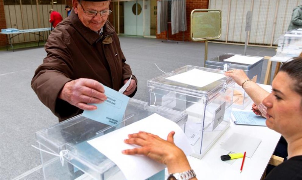 Un votante deposita su papeleta en un colegio electoral del barrio Judimendi de Vitoria, al abrir sus puertas en este domingo de elecciones municipales, forales y europeas. EFE/David Aguilar