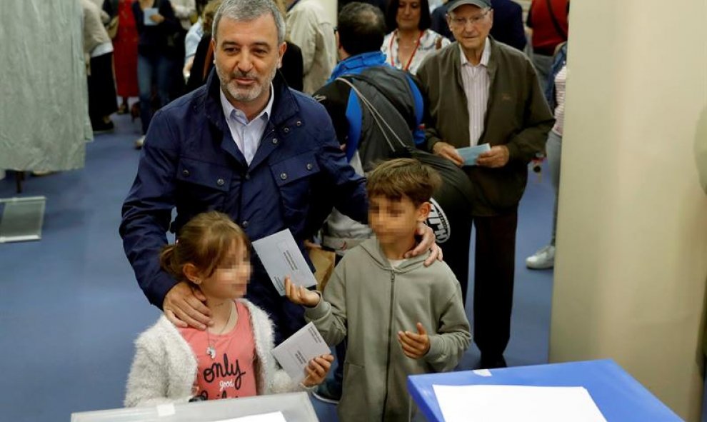 El candidato del PSC a la alcaldía de Barcelona, Jaume Collboni, acompañado por sus sobrinos, se dispone a votar en la Escuela Mireia de Barcelona, en las elecciones municipales y europeas que se celebran este domingo. EFE/Toni Albir