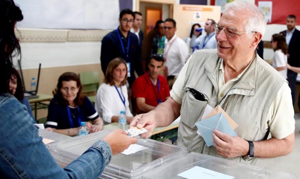 El cabeza de lista del PSOE al Parlamento Europeo, Josep Borrell, ha ejercido su derecho al voto en el Colegio Juan Falcó de Valdemorillo (C.A.Madrid), este domingo en el que se celebran los comicios europeos, municipales y autonómicos. EFE/Javier Lopez H