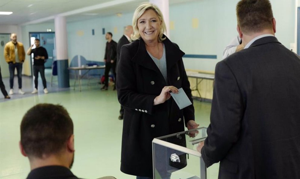 La presidenta francesa de extrema derecha Rassemblement National (RN) y miembro del Parlamento Marine Le Pen emite su voto durante las elecciones europeas en Henin Beaumont. EFE