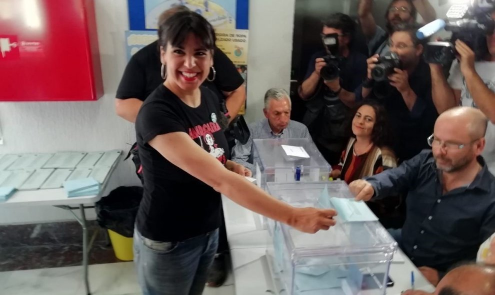 La coordinadora general de Podemos Andalucía, Teresa Rodríguez, en el momento de depositar su voto.- EP