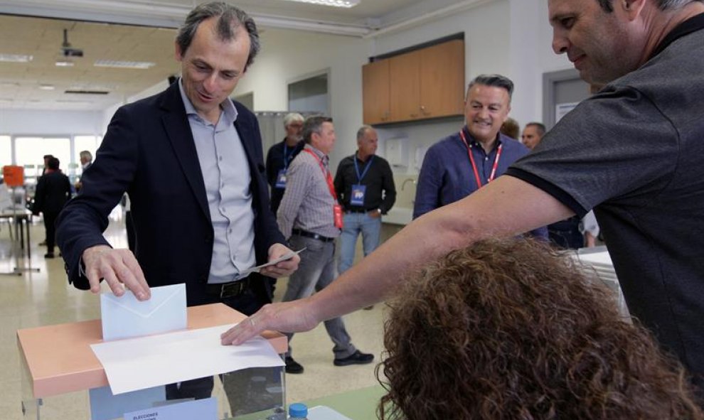 El ministro en funciones de Ciencia, Innovación y Universidades, Pedro Duque, ejerció su derecho al voto en su colegio de Jávea (Alicante). EFE/ Natxo Francés