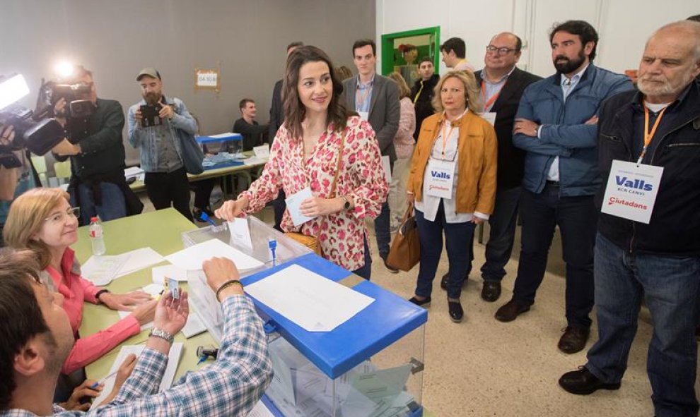 La líder de Cs en Cataluña y portavoz nacional del partido, Inés Arrimadas, vota en el colegio Ausías March de Barcelona, en las elecciones municipales y europeas que se celebran este domingo. EFE/Marta Pérez