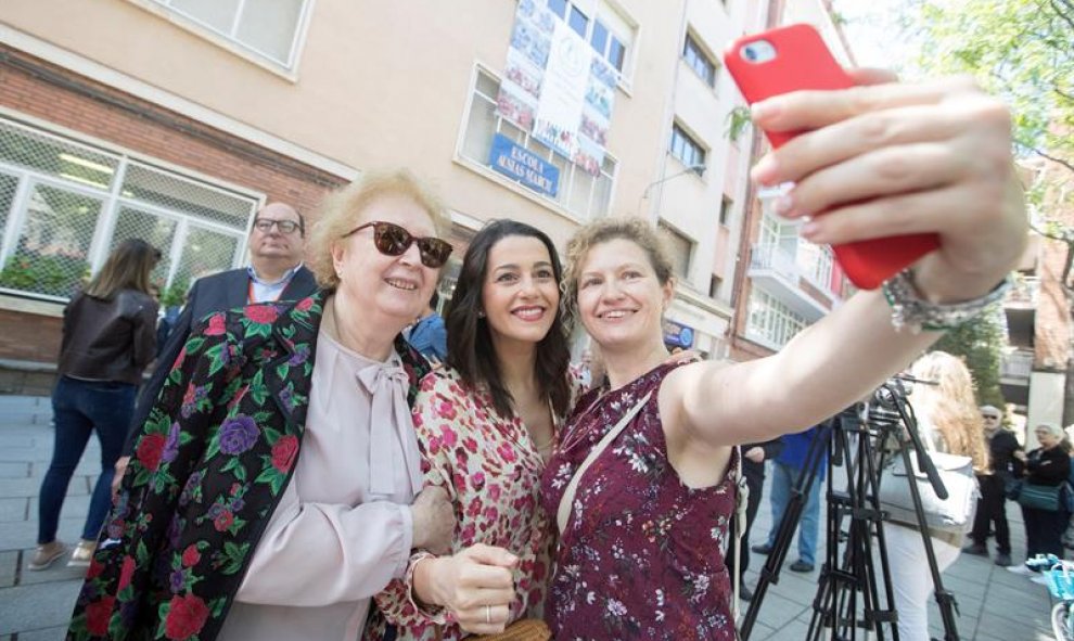 La líder de Cs en Cataluña y portavoz nacional del partido, Inés Arrimadas (c), se fotografía con dos simpatizantes tras votar en el colegio Ausías March de Barcelona, en las elecciones municipales y europeas que se celebran este domingo. EFE/Marta Pérez