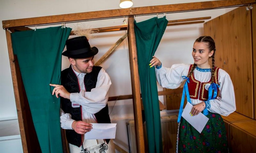 Una pareja vestida con trajes populares emitió su voto durante las elecciones europeas en un colegio electoral en Kakasd, Hungría. EFE