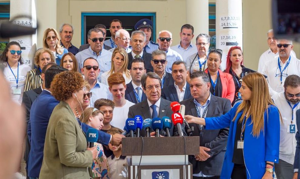 El presidente chipriota Nicos Anastasiades (C) habla a los periodistas después de votar en las elecciones europeas en Limassol, Chipre. EFE