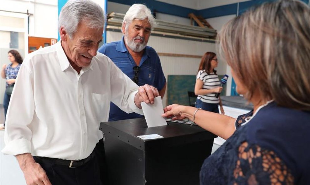 El secretario general del Partido Comunista Portugués Jerónimo de Sousa emite su voto en el centro de votación de Pirescoxe, cerca de Lisboa, Portugal. EFE
