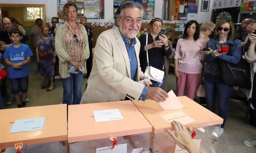 El candidato del PSOE al Ayuntamiento de Madrid, Pepu Hernández, ha votado en el Colegio Padre Coloma de Madrid, este domingo en el que se celebran los comicios europeos, municipales y autonómicos. EFE