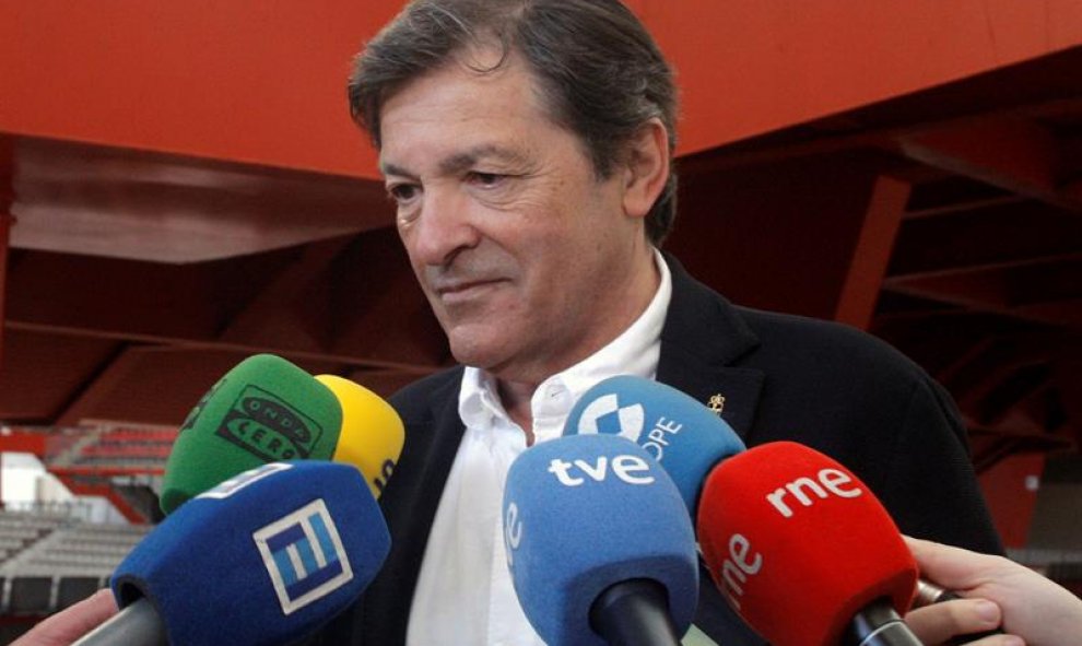 El presidente del Principado de Asturias, Javier Fernández, hace declaraciones a los medios tras ejercer su derecho al voto en un colegio electoral de Gijón. EFE