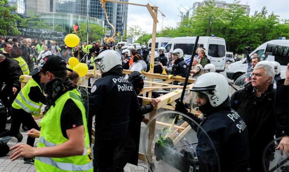 Los manifestantes que usan chalecos amarillos, comúnmente usados ​​por los conductores de transporte, chocan con la policía durante una protesta contra los precios más altos del combustible organizados por miembros franceses y belgas del movimiento de cha