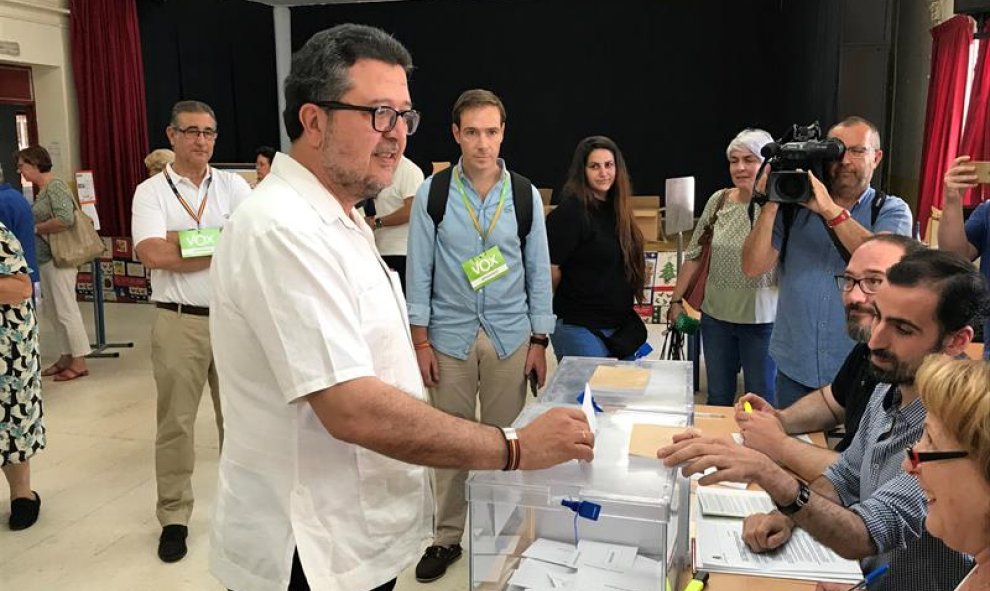 26/05/2019 - El líder de Vox en Andalucía, Francisco Serrano, ha animado a los electorales a votar “sin miedo ni complejos” y se ha mostrado convencido de que en la jornada de hoy se decidirá “lo mejor para España y para Europa”, en declaraciones a los p